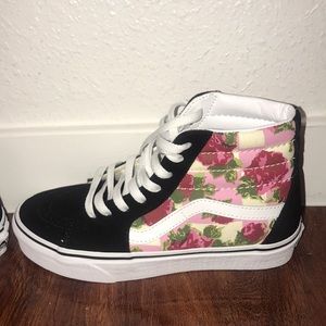 These are flower vans size 6.5 in women’s , size5M